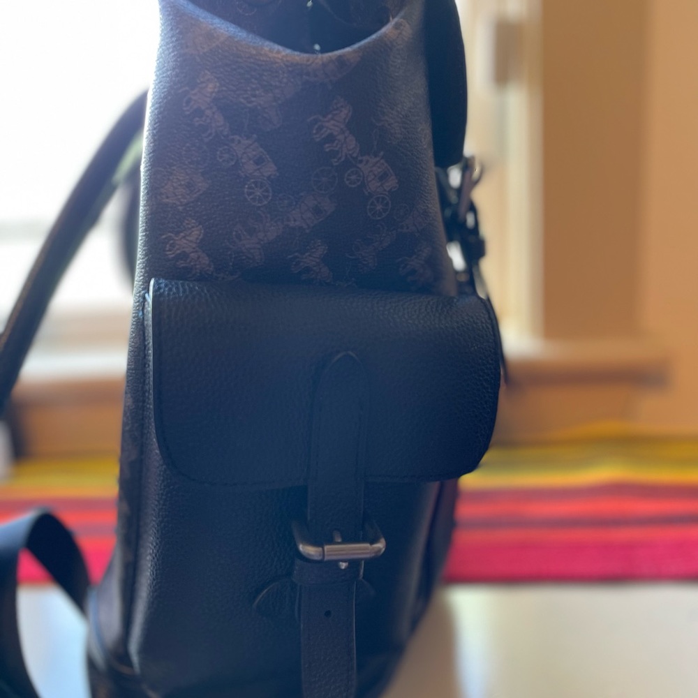 This coach bag is in very good condition I used it for 1 year of school - Picture 8 of 9